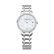 Quadrante in madreperla bianca con 48 diamanti taglio brillante, datario a finestrella e lancette dorate dell'orologio Baume & Mercier Classima 10478